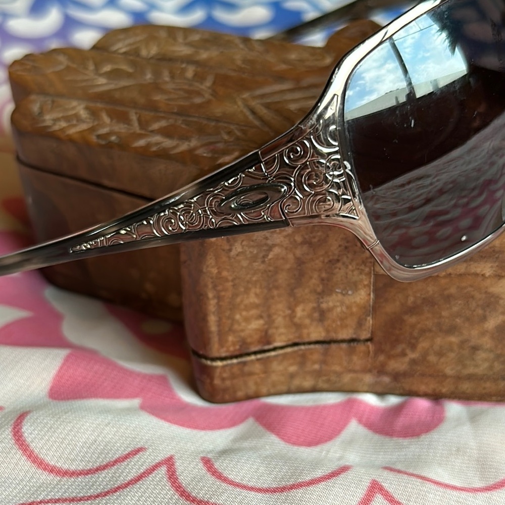 Retro Oakley Sunglasses [floral inlay pattern] - Picture 8 of 10